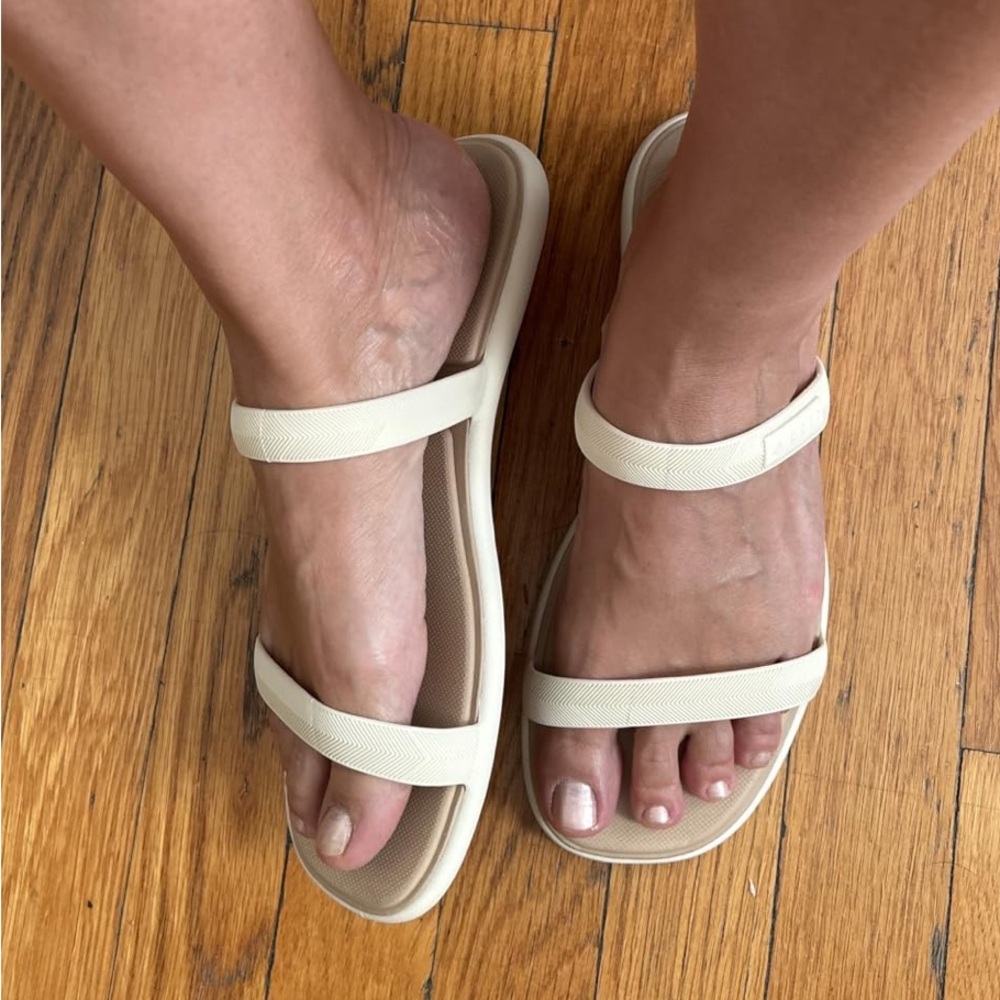 Reef Cream Sandals Minimalist Design Summer Essential